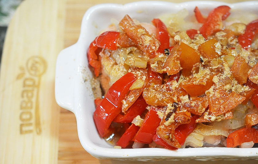 1. Этап. Курица Пикассо: 12. Залейте курицу полученным соусом.