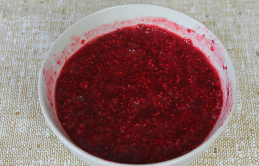 1. Этап. Малиновый торт Летний: Малину перемалываем блендером. Горсть ягод оставим целыми для украшения торта.