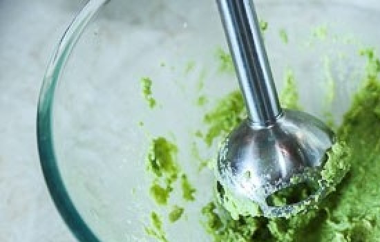 1. Этап. Тартинки с авокадо и печенью трески: 1. Для этих бутербродов я решила выбрать необычную начинку — авокадо с печенью трески. Моем и чистим авокадо, вынимаем косточку и измельчаем блендером мякоть до состояния пюре.