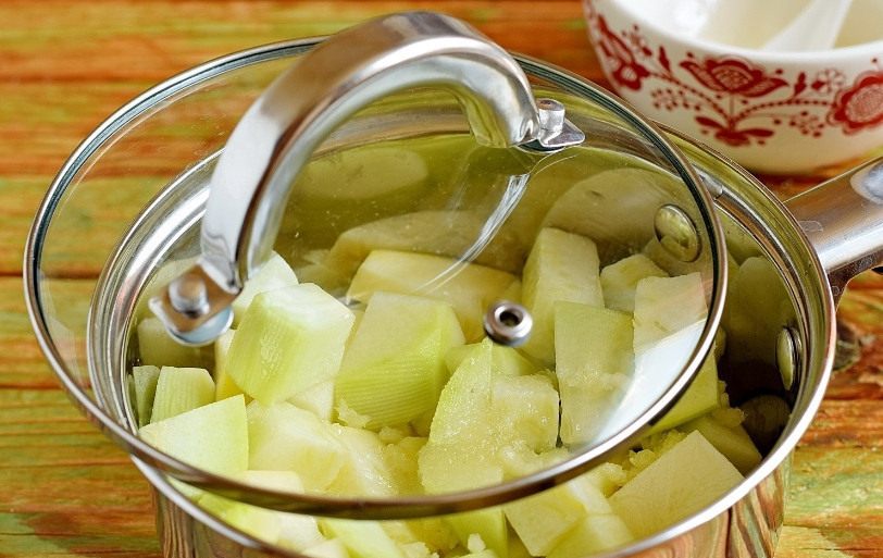 1. Этап. Заготовка из кабачков на зиму Золотая: 4. Заливаем маринадом кабачки – и пусть под крышкой стоят-настаиваются два часа. Время от времени обязательно перемешивайте.