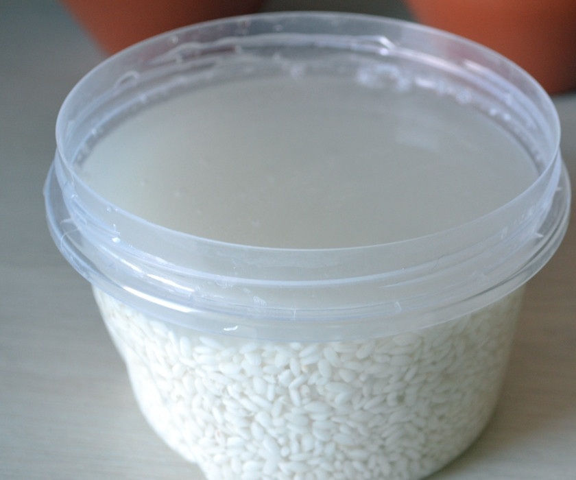 1. Этап. Плов в горшочке в духовке: Замачиваем рис в подсоленной холодной воде.