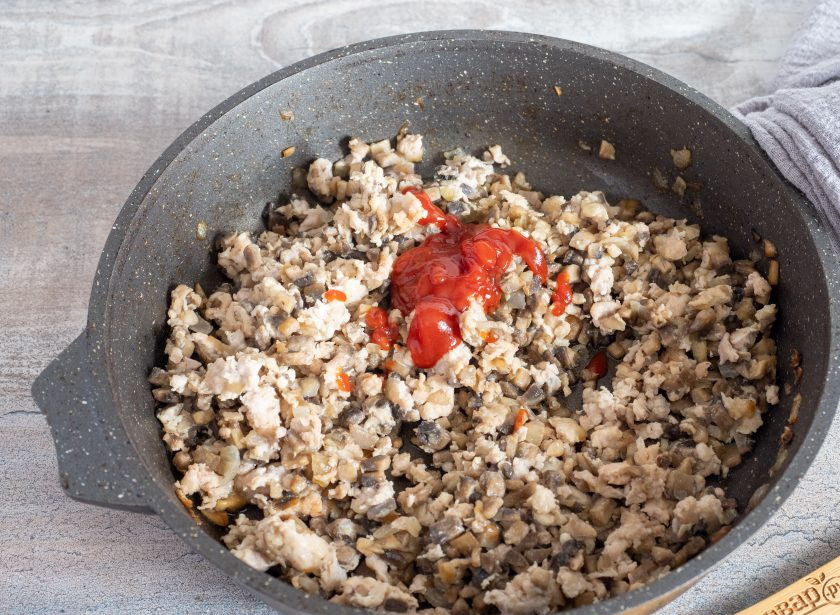 1. Этап. Лаваш с фаршем и грибами: В последнюю очередь добавьте томатную пасту и тушите ещё 1 минуту.