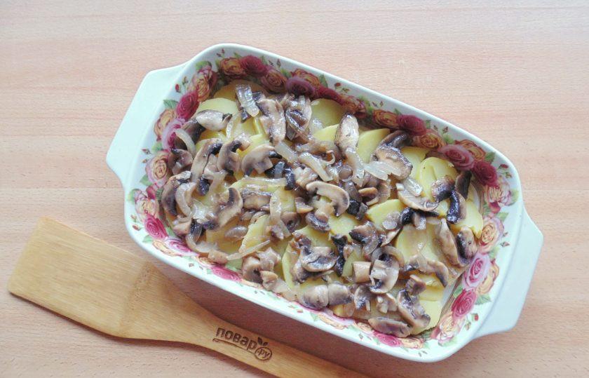 1. Этап. Сырная запеканка: Выложите грибы с луком на картофель.