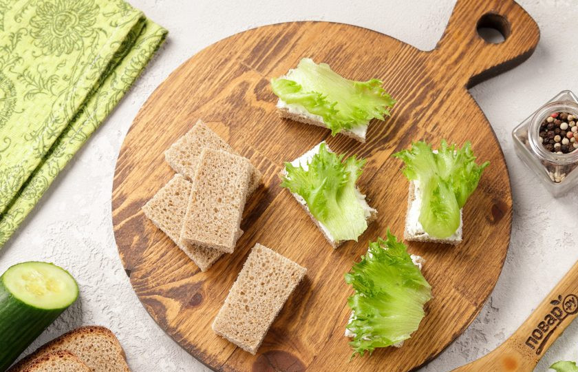 1. Этап. Канапе со шпротами и огурцом: Листья салата промойте, обсушите, порвите руками и выложите сверху.