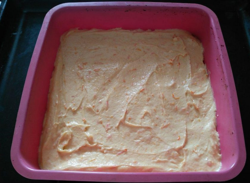 1. Этап. Пирожные Ламингтон, ароматизированные цедрой апельсина: Выложите тесто в подготовленную прямоугольную или квадратную форму, выпекайте в разогретой до 180 градусов духовке в течение 25-30 минут.