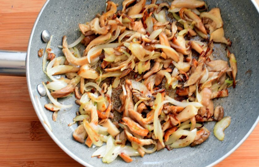 1. Этап. Жаркое с печенью индейки в горшочках: На оставшемся масле позолотите грибы и лук. Выложите поверх картофеля.