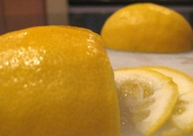 1. Этап. Шарлотка с лимоном: Лимон моем и нарезаем очень тонкими полукольцами.