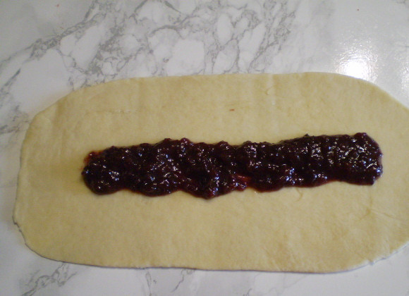 1. Этап. Булочки с вареньем: 9. Каждую часть теста раскатываем не очень тонко в прямоугольник. Кладем по центру вдоль густое варенье, не слишком много.