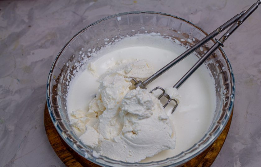 1. Этап. Торт морковный на сковороде: Добавьте сыр, ванилин и снова взбейте до более плотного крема.