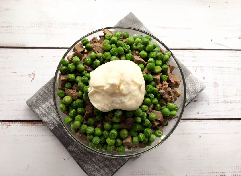 1. Этап. Оливье с печенью: Всыпьте зеленый горошек, добавьте майонез, соль и хорошо перемешайте.