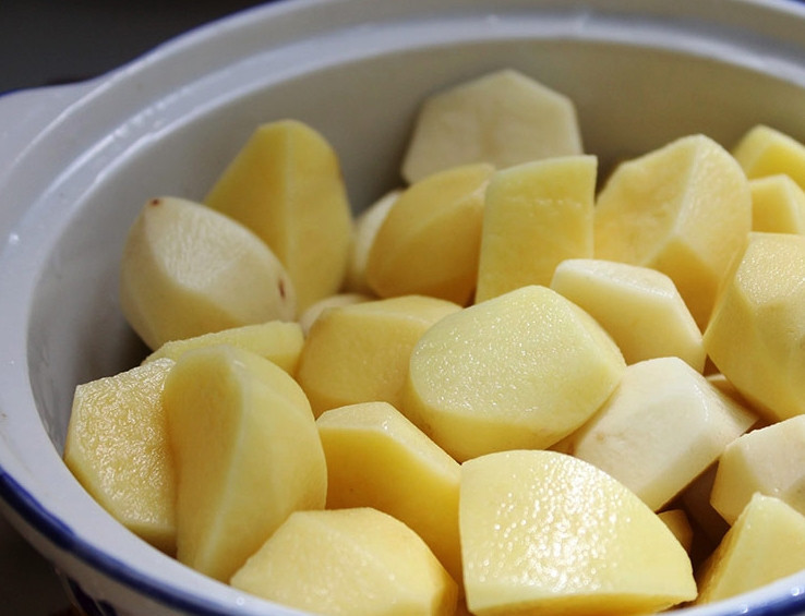 1. Этап. Картофельное пюре с жареным луком: Картофель очистите от кожуры. Нарежьте его мелими кусочками и отварите в подсоленной воде до готовности. Нарезанный картофель варится около 15-20 минут.