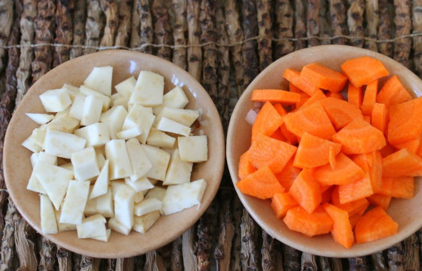 1. Этап. Суп Царский: Далее, кладем сельдерей и морковь, нарезанные небольшими кусочками.