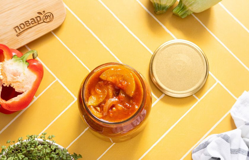 1. Этап. Лечо из кабачков без стерилизации: Разложите горячее лечо по чистым стерилизованным банкам. Банки герметично закройте, переверните вверх дном. Укутайте в полотенце и оставьте так до полного остывания.