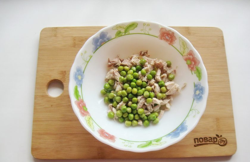 1. Этап. Салат с курицей, зеленым горошком и огурцом: Зеленый горошек отварите до мягкости, охладите и выложите в салат.