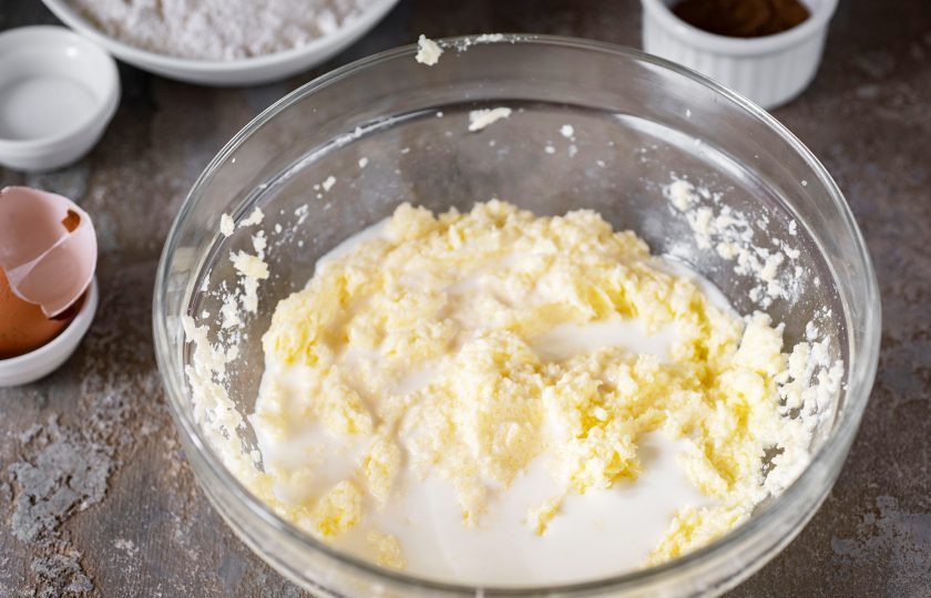 1. Этап. Печенье Земелах с корицей: Добавьте молоко.