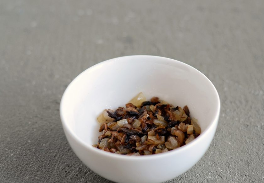 1. Этап. Крошка картошка с грибами: Грибы и лук нарежьте на мелкие кубики и обжарьте. Посолите и поперчите.