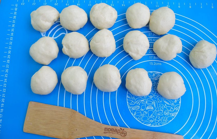 1. Этап. Пирожки с яблоками и вишней: Достаньте тесто из миски, обомните и разделите на шарики весом 50-60 грамм.