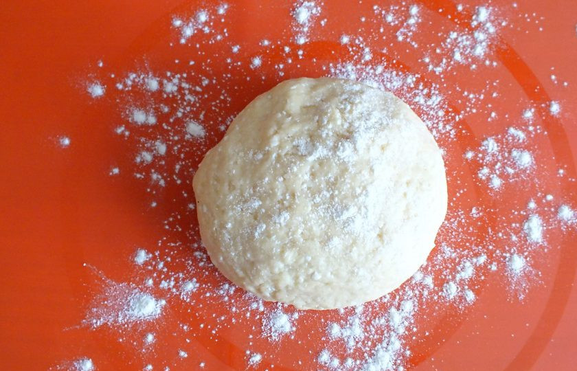 1. Этап. Творожный рулет с клюквой: По истечении времени, тесто выложите на рабочую поверхность. Присыпьте слегка мукой.