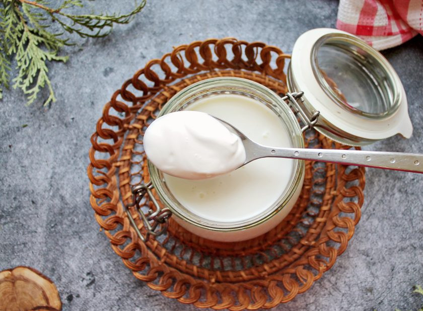 1. Этап. Мацони: Перелейте молоко в банку, добавьте простоквашу и хорошо перемешайте.