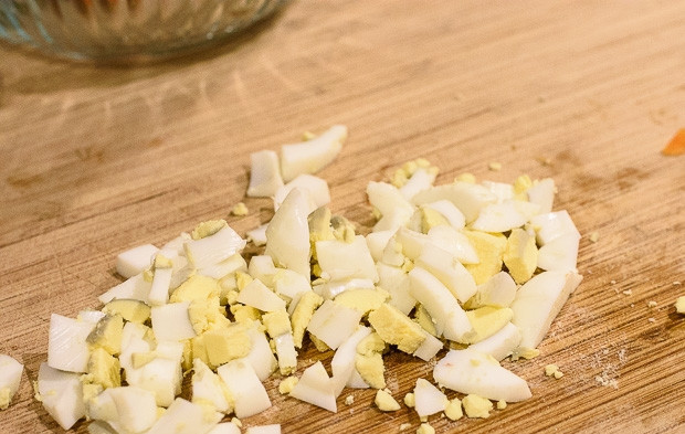 1. Этап. Столичный салат: 6. Измельчите яйца.