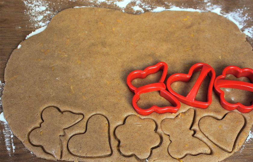 1. Этап. Самое вкусное имбирное печенье: Готовое тесто раскатываем толщиной 3-4 мм. и формочками вырезаем печенье.