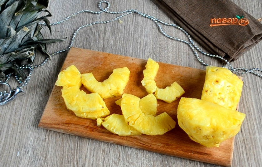 1. Этап. Курица, запеченная с ананасами: Примерно половину мякоти ананаса нарезаем на крупные ломтики так, как на фото. Количество ломтиков должно быть равно количеству кусочков курицы.