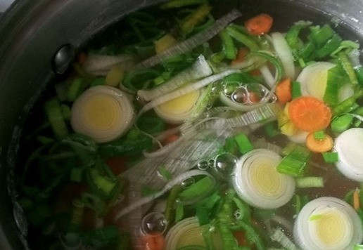 1. Этап. Новогодний минестроне: Бульон процедила через сито. Поставила кастрюлю с ним на огонь. Довела до кипения и выложила вначале лук порей, морковь и картофель. Они варятся дольше других овощей. Варила под крышкой на минимальном огне минут 10.