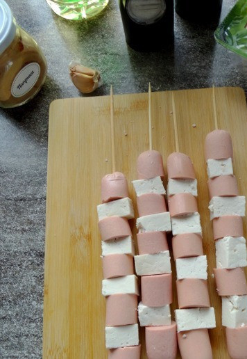 1. Этап. Пикантные шашлычки из сосисок и сыра: Нанизать на деревянные шпажки, чередуя. Шпажки можно предварительно 