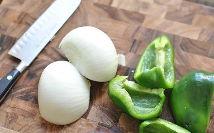 1. Этап. Курица карри с кокосовым молоком: 2. Очистите луковицу и сладкий перец.