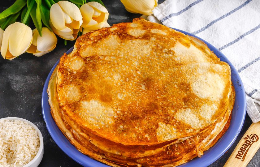 1. Этап. Кокосовый блинный торт: Создайте блины из всего теста и оставьте их для остывания.