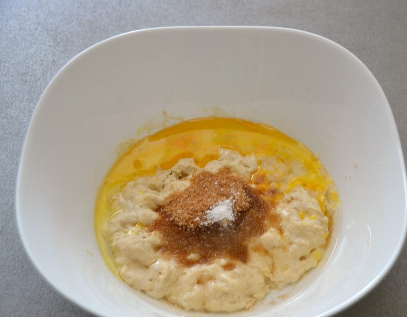 1. Этап. Горчичные сухарики: Через час всыпьте к опаре сахар, влейте горчичное масло, добавьте соль.