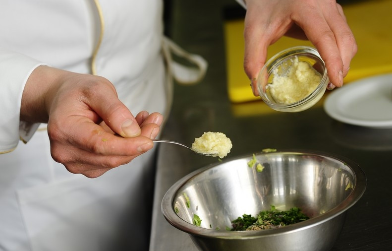 1. Этап. Простой салат из авокадо: Затем измельченный чеснок (пропущенный через пресс).