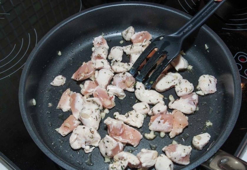 1. Этап. Сливочная паста: Теперь на чистую сковороду налейте немного масла и положите обжариваться куриное мясо. Сюда же выложите чеснок. Когда мясо станет мягким, выложите в эту сковороду все овощи и поперчите по вкусу.