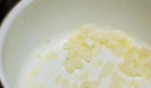 1. Этап. Суп из кабачков: Добавляем в кастрюлю лук и чеснок, жарим 5-7 минут до золотистости и запаха.