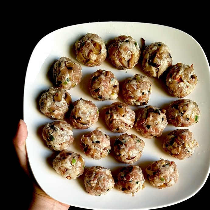 1. Этап. Крабовые тефтели: Доведите 500 мл воды до кипения. Затем добавьте в неё кости. Варите их в течение 40 минут. В это время из фарша и краба сформируйте тефтели, добавив немного масла.