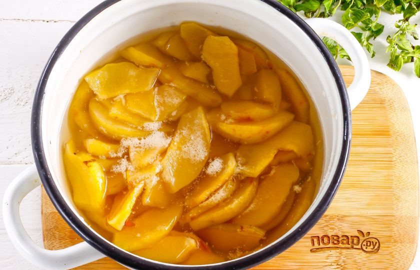 1. Этап. Пирог с айвой на кефире: Поместите емкость на плиту, влив 1-2 ст.л. воды, и томите на среднем нагреве примерно 10-15 минут, пока нарезка не станет мягковатой. Выключите нагрев и оставьте нарезку остывать в сиропе примерно 30-40 минут.