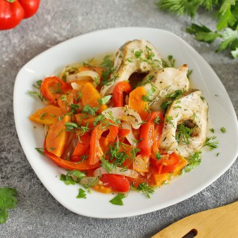 Рыбные стейки с овощами в духовке