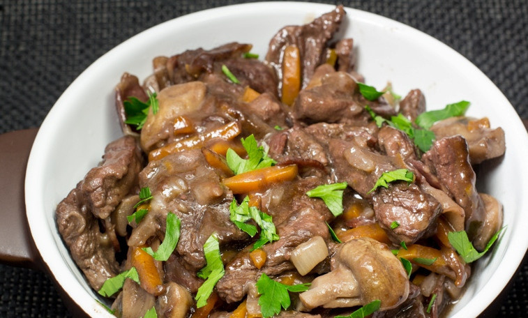 1. Этап. Говядина с шампиньонами в мультиварке: Вот и все! Готовое мяско посыпаем свежей зеленью и подаем с любым гарниром на ваш вкус. Приятного аппетита!