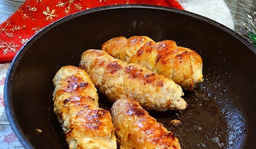 1. Этап. Рулеты-котлеты: Залить небольшим количеством кипятка, протушить 10 минут, огонь минимальный.