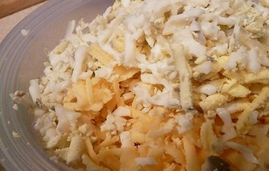 1. Этап. Салат Черепаха с виноградом: Натираем на крупной терке сыр и вареные яйца.