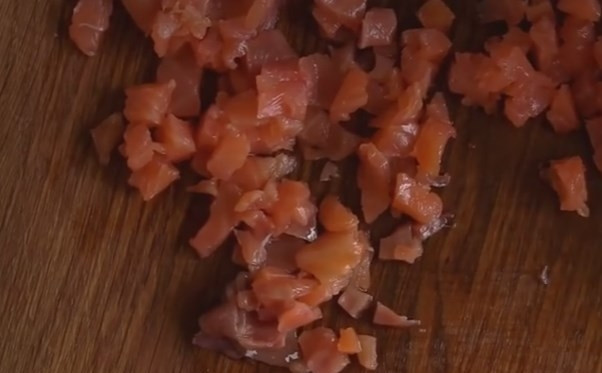 1. Этап. Слоеный салат Королевская шуба: 5. Красную рыбу измельчите и оставьте несколько полосок для украшения.