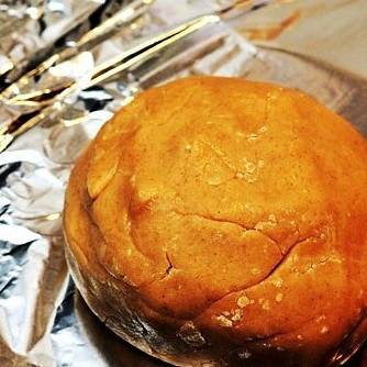 1. Этап. Медовое печенье: Формируем из теста шар, заворачиваем его в пищевую пленку - и в теплое место на 1 час.