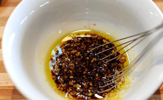 1. Этап. Горячий салат с говядиной: Взбить все венчиком.