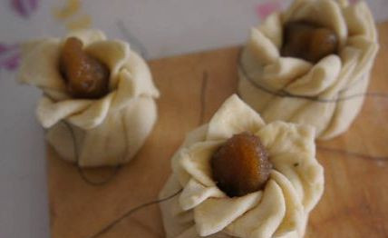 1. Этап. Розочки из теста с мясом: Розочки подвяжите ниткой.