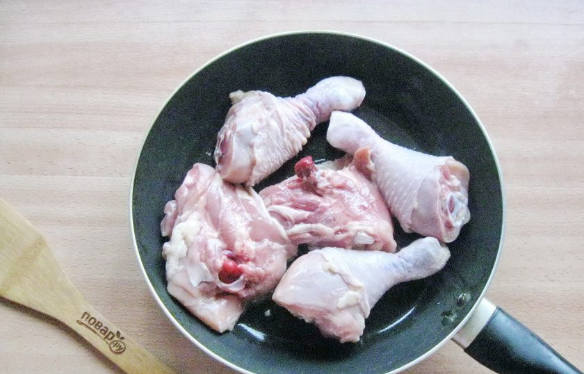 1. Этап. Курица в красном соусе: Куриные голени и бедра помойте, обсушите и выложите на горячую сковороду с небольшим количеством подсолнечного масла.