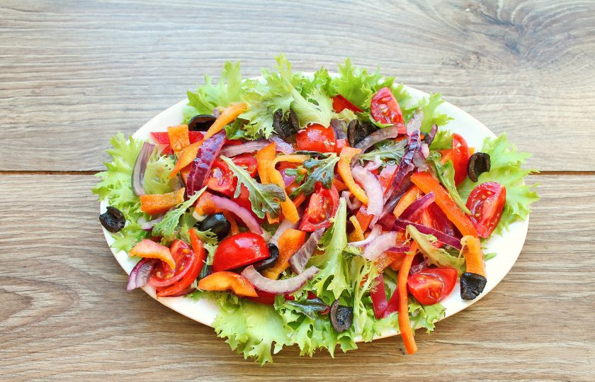 1. Этап. Салат с жареным тунцом: Переложите готовый салат на сервировочное блюдо. Тунец порежьте на полоски под углом 45 градусов и разложите поверх салата. Наш салат с обжаренным тунцом готов.