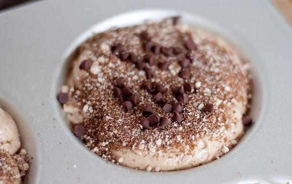 1. Этап. Маффины с шоколадной посыпкой: 6. При использовании, посыпать 1 чайной ложкой шоколадных чипсов каждый маффин. Выпекать в течение 15-18 минут.