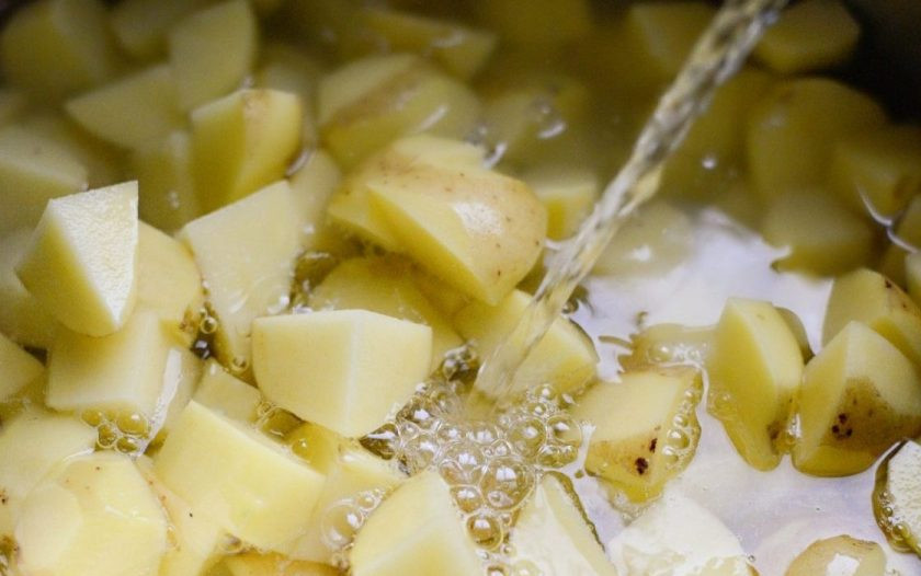 1. Этап. Картофель со сметаной и сыром: 1. Для начала отварите картофель. Почистите и нарежьте его кубиками. Затем залейте водой и доведите до кипения. Потом варите 9 минут.