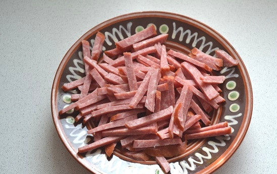 1. Этап. Белорусская запеканка: 3. Нарежьте тонкими брусочками колбасу.