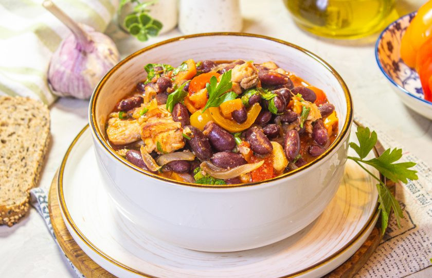 1. Этап. Курица с красной фасолью и перцем: Рагу с курицей, красной фасолью и болгарским перцем готово! Приятного аппетита!